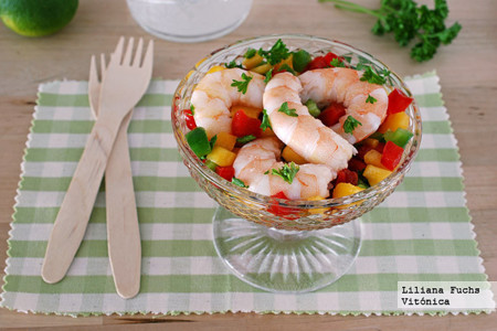 Langostinos en salsa fresca de melocotón y pimientos. Receta saludable