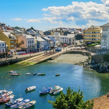El pueblo de pescadores de Asturias que supera a Cudillero: playas eternas sin gente, piscinas naturales y buen marisco 