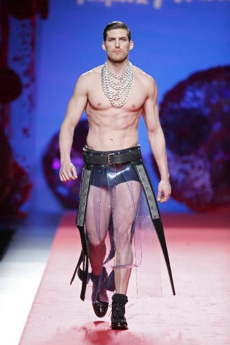 No sé con qué título describir la colección otoño-invierno 2015/2016 de Francis Montesinos