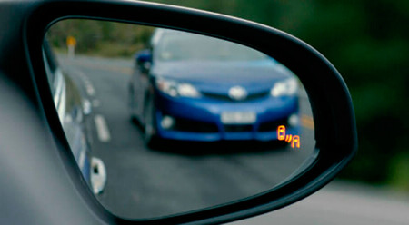 Nueva señal voluntaria de advertencia de peligro de ángulos muertos de la DGT