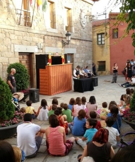 El grupo Tropos Teatro representa la obra Los Tres Cerditos en el pueblo de Navacerrada