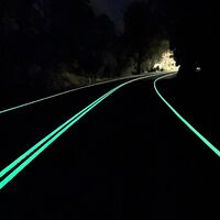 Esta carretera brilla en la oscuridad para que conducir de noche sea menos peligroso
