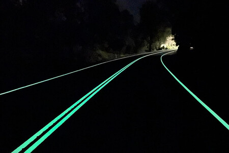 Esta carretera brilla en la oscuridad para que conducir de noche sea menos peligroso