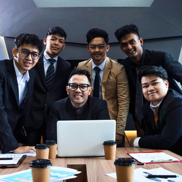 España busca normalizar la jornada laboral híbrida mientras China sorprende por hacer lo contrario: pagar para ir a la oficina