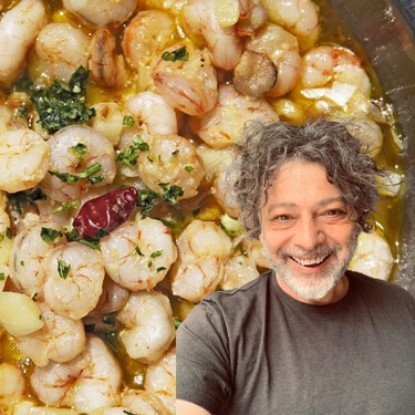 Andrés Madrigal, chef: “Para hacer gambas al ajillo  introduzco los ajos y la guindilla desde frío para que el aceite absorba lentamente los aromas” 