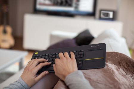 Teclado inalámbrico Logitech K400 Plus, con touchpad táctil, por 23,90 euros