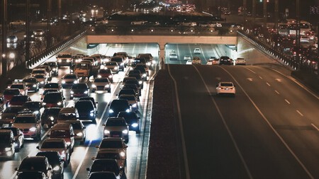 Atasco de coches en autovía