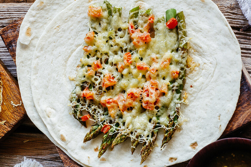 Quesadillas de espárragos gratinados. Receta vegetariana