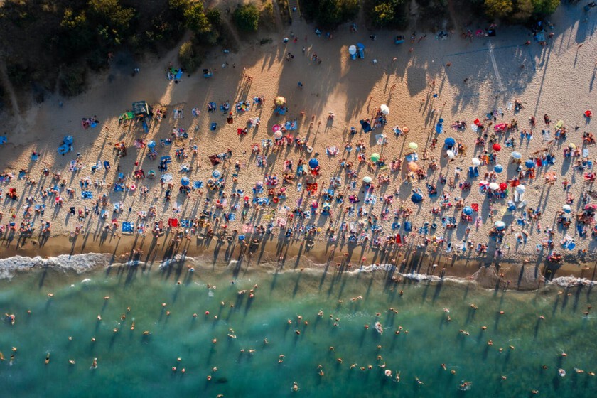 Mallorca está hasta las trancas, pero muchos bares están vacíos. Es todo tan caro que la gente pide zumos entre cinco y compra en el super