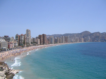 Hoteles de Benidorm te pagan la gasolina y te llenan la nevera
