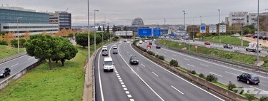 La paradoja de los malos conductores: es 12 veces más probable que te multen por adelantar por la derecha que por conducir abonado al carril central