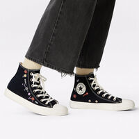 Súper chollazos en El Corte Inglés: hasta un 30% de descuento en zapatillas de lona Converse en la Semana de Internet  