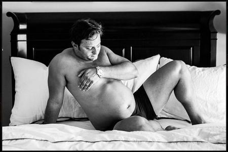 Si tu mujer no quiere que le saques fotos de su maternidad, posa tú como modelo