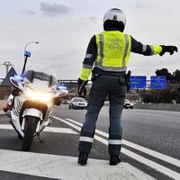 Enseña una captura de pantalla del carnet de conducir en un control y le multan