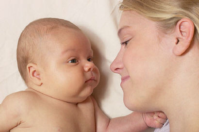 mama y bebe en la cama