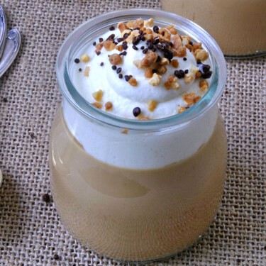 Crema de café con chantilly en vasitos: receta fácil y sin horno para una sobremesa elegante
