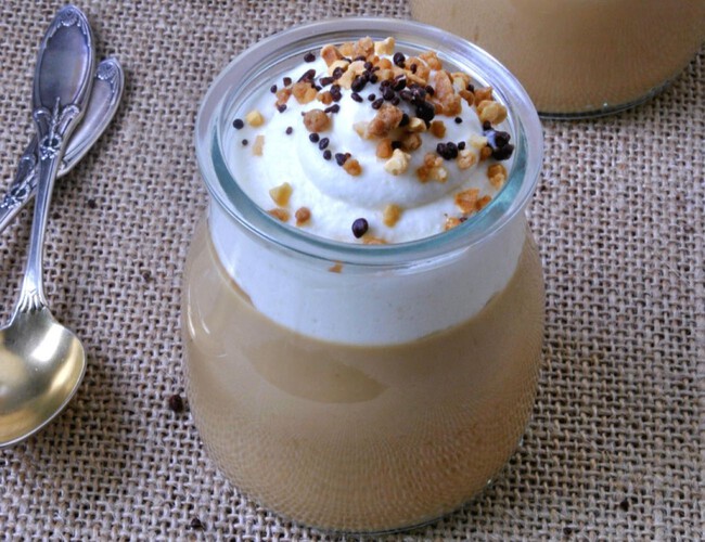 Crema de café con chantilly en vasitos: receta fácil y sin horno para una sobremesa elegante