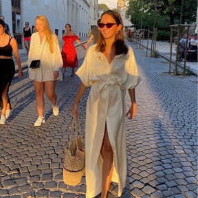 Cortefiel y el vestido camisero rebajado más bonito para llevar este verano con sandalias planas y bolsos marrón chocolate 