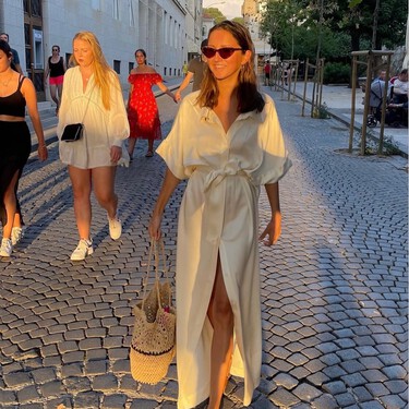 Cortefiel y el vestido camisero rebajado más bonito para llevar este verano con sandalias planas y bolsos marrón chocolate 