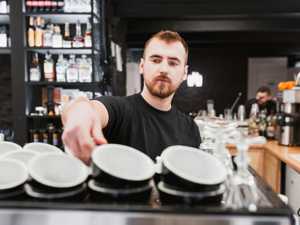Se queja de que en un bar no hay ganas de currar y el dueño responde: "Los camareros de antes aguantaban en silencio las faltas de respeto. Nosotros no" 