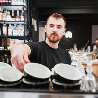 Se queja de que los camareros de un bar tienen “pocas ganas de trabajar”. El propietario responde: “Solo falta darnos latigazos”