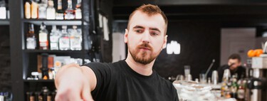 Se queja de que los camareros de un bar tienen “pocas ganas de trabajar”. El propietario responde: “Solo falta darnos latigazos” 