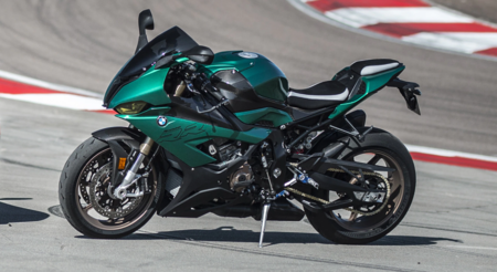 La BMW S 1000 RR se viste de BMW M3 en la edición limitada 'Isle of Man' de sólo 50 unidades a más de 33.000 euros cada una