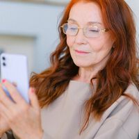 Mi madre de 70 años está enganchada al móvil como una adolescente: qué puedo hacer