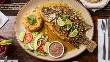 Cómo hacer mojarras fritas al mojo de ajo con la receta de Cocineros Mexicanos para disfrutar en Semana Santa