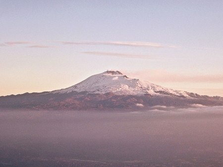 Un dron nos muestra la belleza de la erupción del volcán Etna