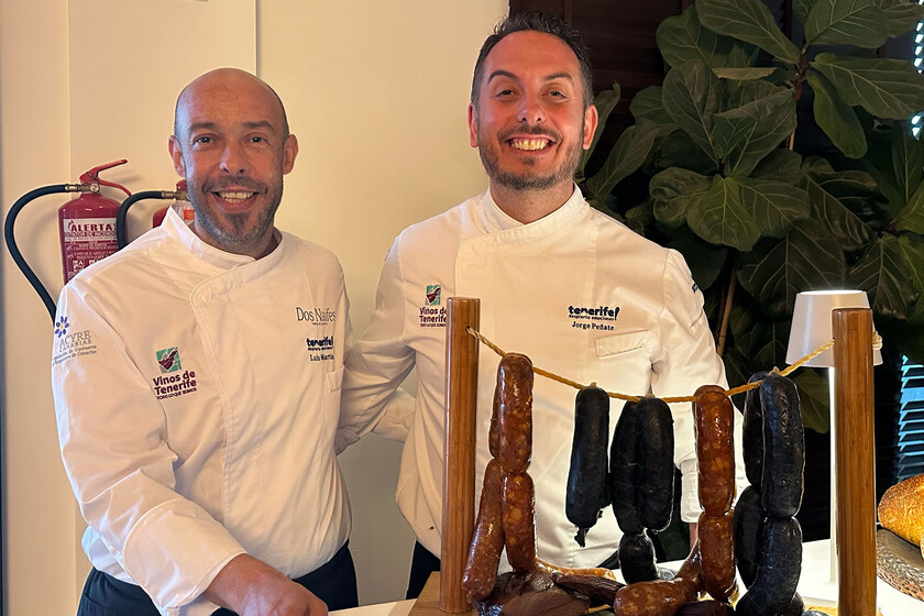 Casi como hermanos, este par de chefs canarios se han propuesto algo único en Tenerife: cocinar solo con producto atlántico