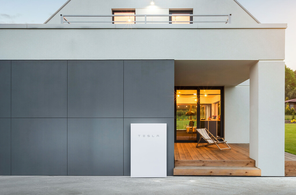 Las baterías de Tesla para el hogar llegan a España. Esto es todo lo que ofrecen para usar la energía solar y fomentar el autoconsumo 