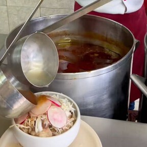 En esta dirección encuentras la famosa pozobirria, una mezcla de pozole y birria ideal para los días de lluvia en CDMX