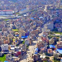 No Nepal, começaram a encher as ruas com toneladas de resíduos plásticos — o objetivo: ser mais sustentável 