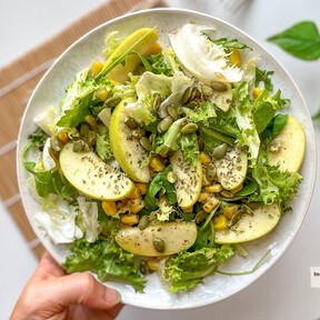 Ensalada de lechuga, maíz dulce y manzana, una receta de verano de Karlos Arguiñano