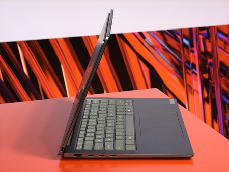 The thickness of the screen is similar to that of a conventional laptop | Image: Xataka