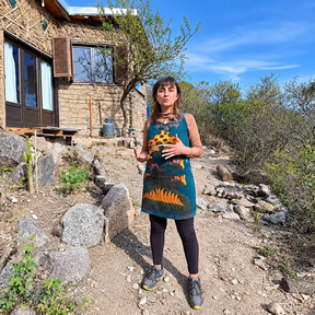 Mariana, la argentina de 38 años que dejó la ciudad para construir su propia casa a base de barro, paja y 12 cristales de parabrisas 