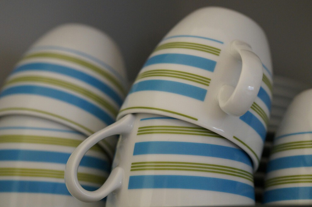 He probado el truco japonés para guardar los vasos y tazas en el armario, pero no me ha convencido: sigo usando el "método de la abuela" 