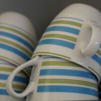 He probado el truco japonés para guardar los vasos y tazas en el armario, pero no me ha convencido: sigo usando el "método de la abuela" 