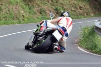 Motorpasión a dos ruedas: retroprueba Kawasaki ZX R 750 J y la espectacular moto Akrapovic