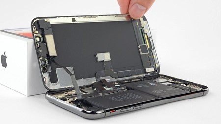 iFixit ofrece a los usuarios de iPhone X y XS con pantallas rotas la posibilidad de cambiarlas... por paneles LCD