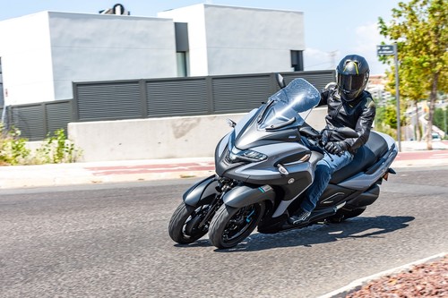 Probamos el Yamaha Tricity 300: un scooter de medio alcance sin carnet, con tres ruedas y argumentos convincentes