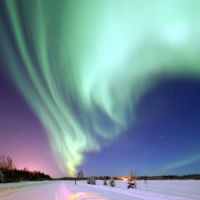 Volando entre las alucinantes auroras boreales con un paramotor 
