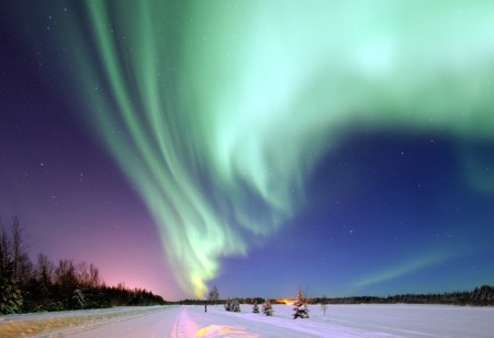 Volando entre las alucinantes auroras boreales con un paramotor