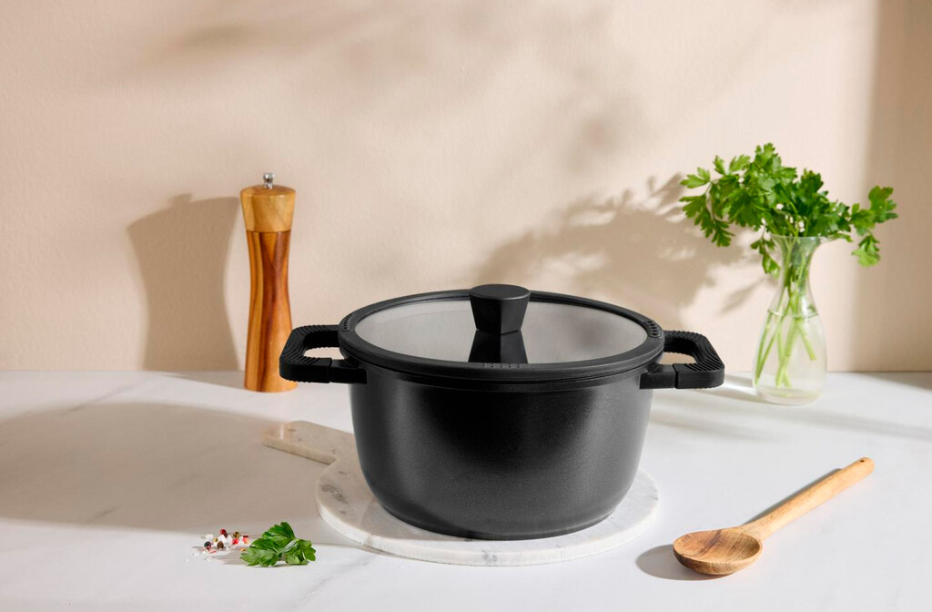 Lidl tiene una olla por poco más de 20 euros con colador incorporado y perfecta para preparar guisos bien consistentes