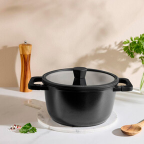 Lidl tiene una olla por poco más de 20 euros con colador incorporado y perfecta para preparar guisos bien consistentes 