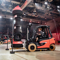 Olimpiada de carretillas elevadoras: la locura que nació moviendo azulejos y ahora mueve a miles de fanáticos