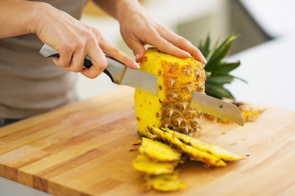 Cómo cortar y servir una piña fácilmente de varias formas diferentes ...