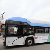 El autobús de hidrógeno de Solaris ya ha empezado a rodar en Madrid, pero tendrá que repostar en una estación provisional