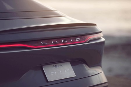 El Lucid Air cumple su amenaza contra el Tesla Model S y destroza en vídeo su récord en el cuarto de milla